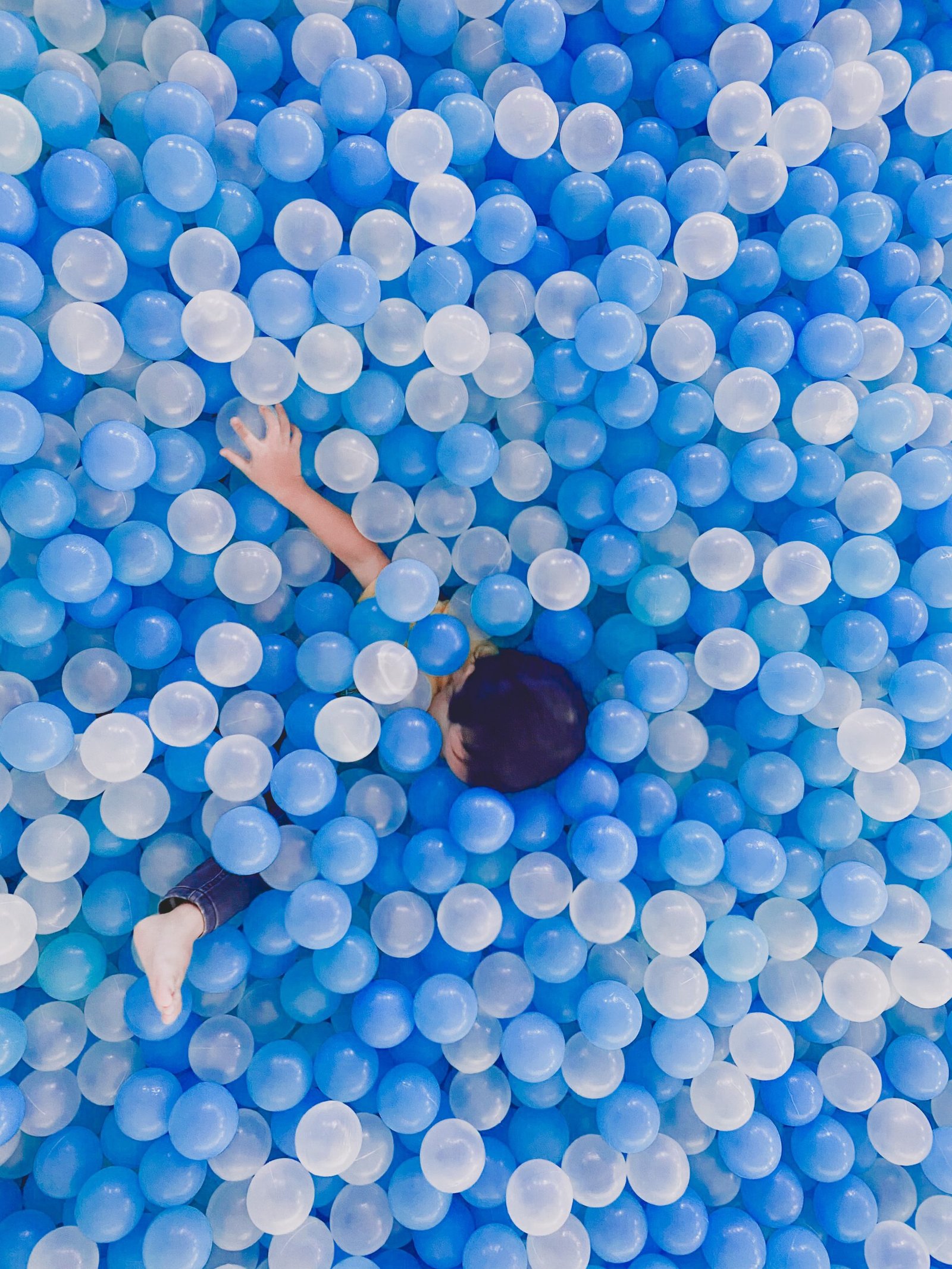 vista-de-alto-angulo-del-hombre-con-la-pelota-azul