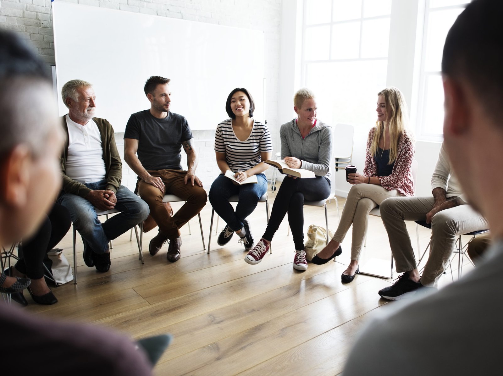 grupo-diverso-de-personas-en-un-seminario