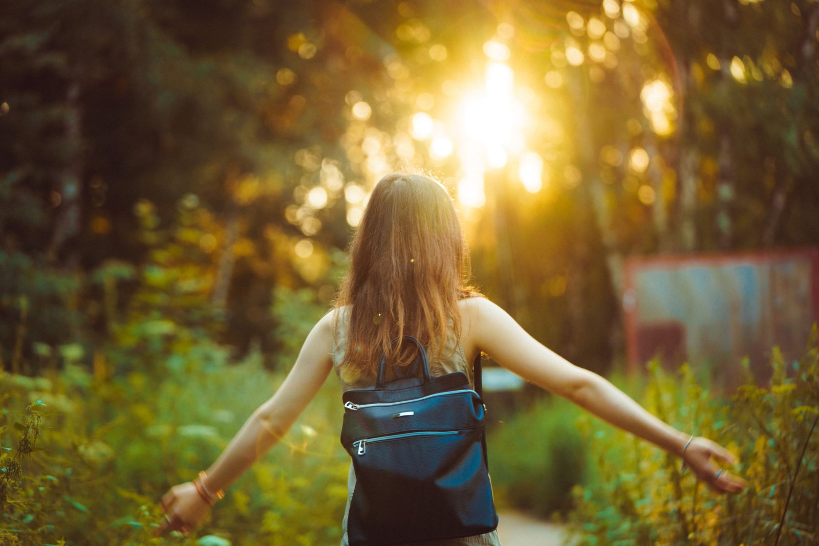 vista-trasera-de-una-mujer-de-pie-en-el-bosque